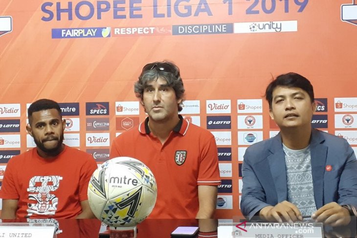 Pelatih Bali United tonton pertandingan untuk obati rindu