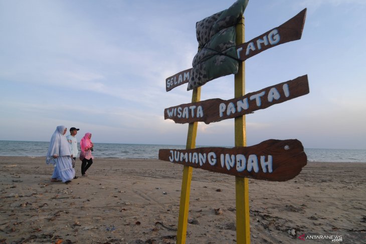 Wisata Pantai Jumiang