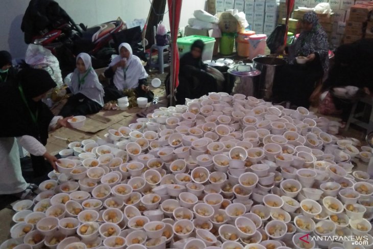 Sukarelawan siapkan makanan peserta Reuni 212