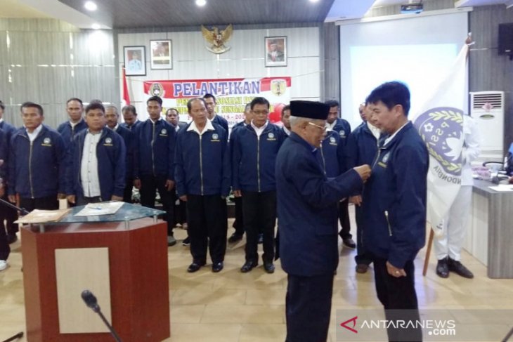 dr Asnal resmi dilantik menjadi Ketua Askab PSSI HST