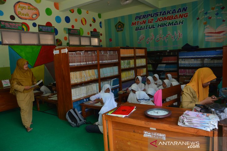 Belajar di perpustakaan