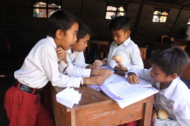 Belajar di tenda darurat