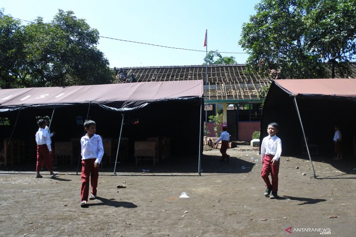 Belajar di tenda darurat