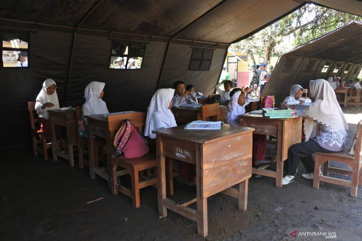 Belajar di tenda darurat