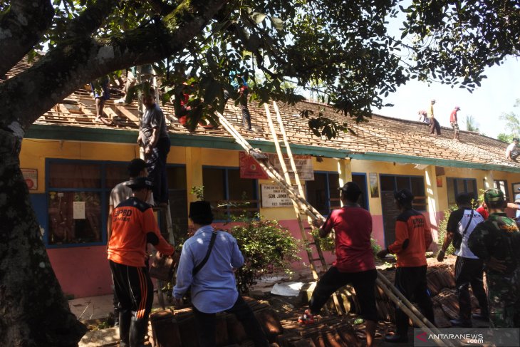 Gotong-royong turunkan atap sekolah