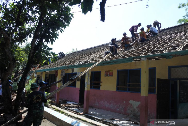 Gotong-royong turunkan atap sekolah