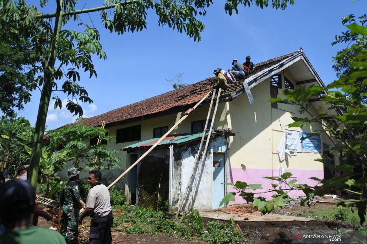 Gotong-royong turunkan atap sekolah