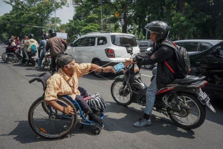 Difabel membagikan suvenir hasil kerajinan tangan