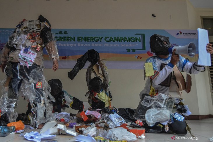 Education and Culture Minister imposes plastic ban within ministry
