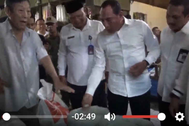 Ditemukan beras berbau tak sedap di Gudang Bulog (video)