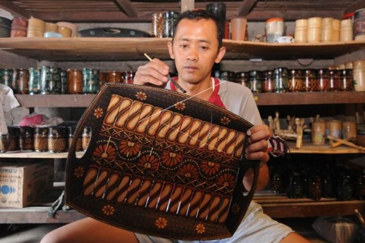 Kerajinan bambu motif batik