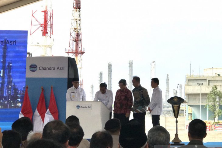 Jokowi upbeat about Indonesia exporting petrochemical products
