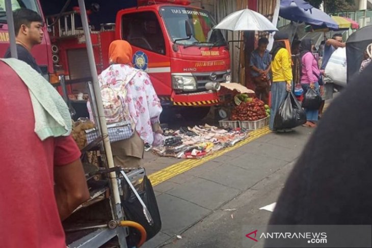 Satpol PP DKI temukan dagangan PKL dalam Pos Damkar Tanah Abang