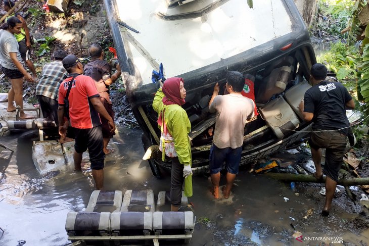 Kecelakaan bus rombongan guru TK