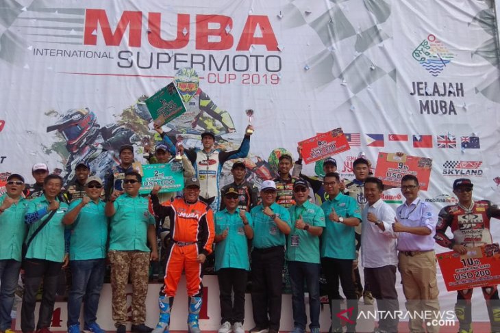Pebalap Lewis Cornish juarai Muba International Supermoto 2019