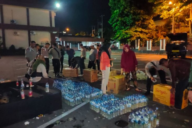 Polda Malut sita ribuan botol miras Cap Tikus dari Manado