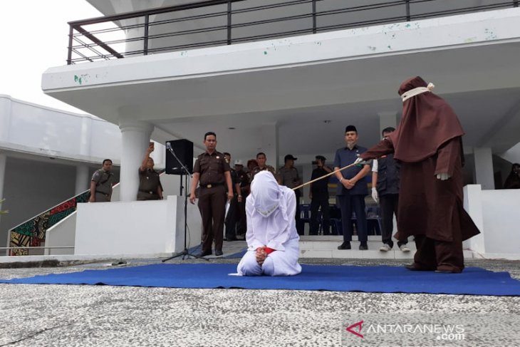 Terbukti berduaan dengan laki-laki nonmuhrim di kamar hotel, wanita muda di hukum cambuk lima kali