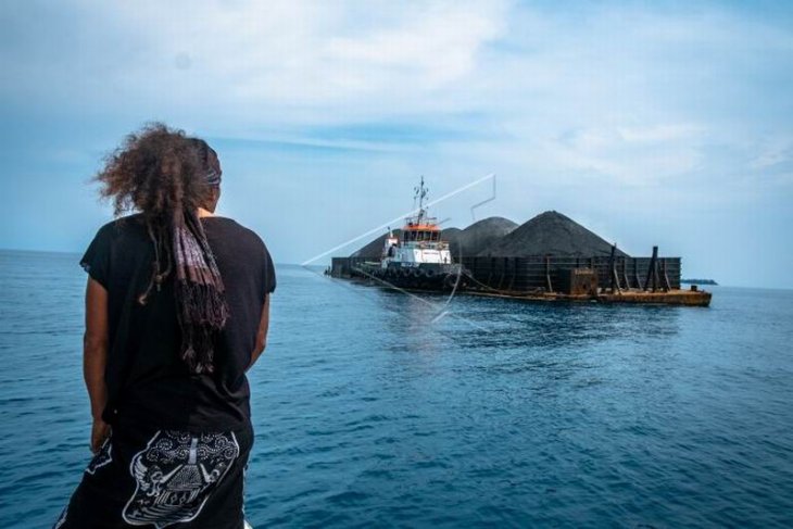 Kapal tongkang berlabuh di wilayah konservasi Taman Nasional Karimunjawa