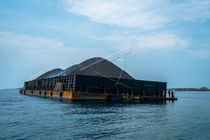 Kapal tongkang berlabuh di wilayah konservasi Taman Nasional Karimunjawa