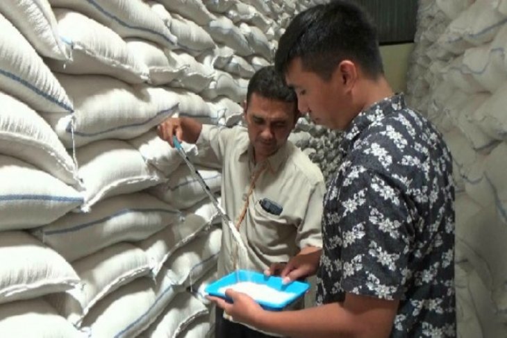Bulog Madiun pastikan tak ada stok beras di gudangnya turun mutu