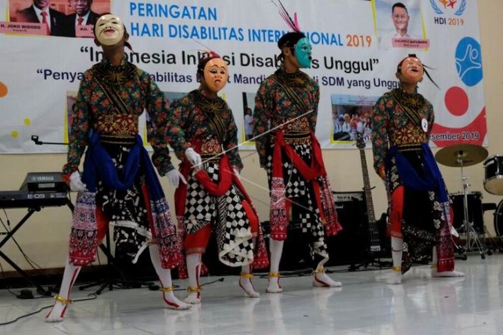 Parade kesenian memperingati Hari Disabilitas Internasional