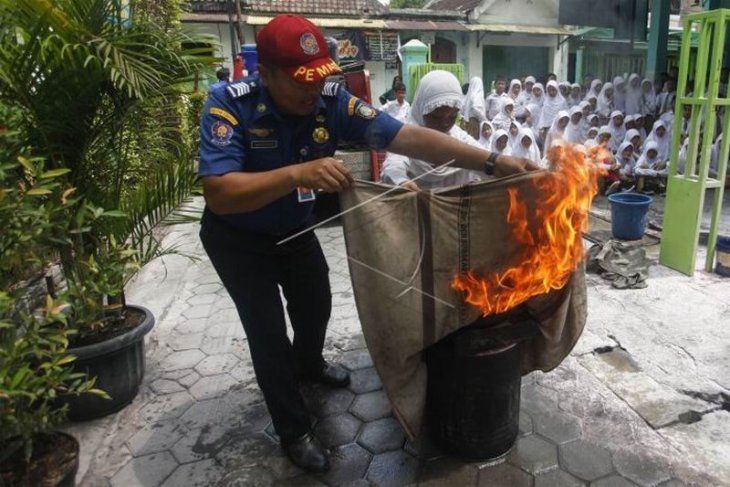 Sosialisasi proses pemadaman kebakaran