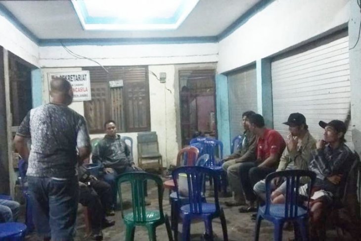 Seorang warga tewas disambar petir saat main handphone