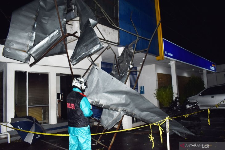 Dampak angin kencang di Madiun