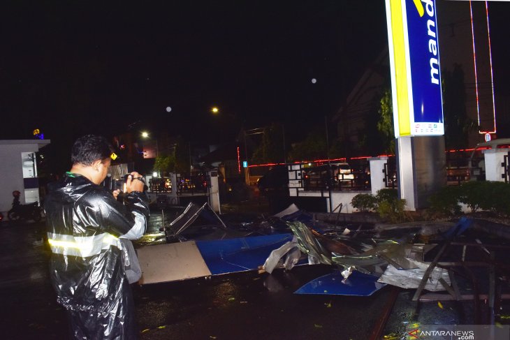 Dampak angin kencang di Madiun