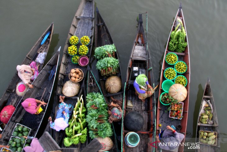 Wisata Pasar Terapung Lok Baintan