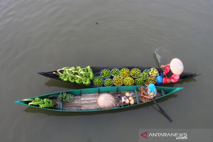 Wisata Pasar Terapung Lok Baintan