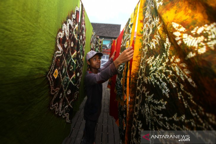 Pembuatan Kain Sasirangan Khas Kalimantan Selatan