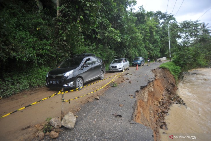 Social affairs ministry assists South Solok's flash flood victims