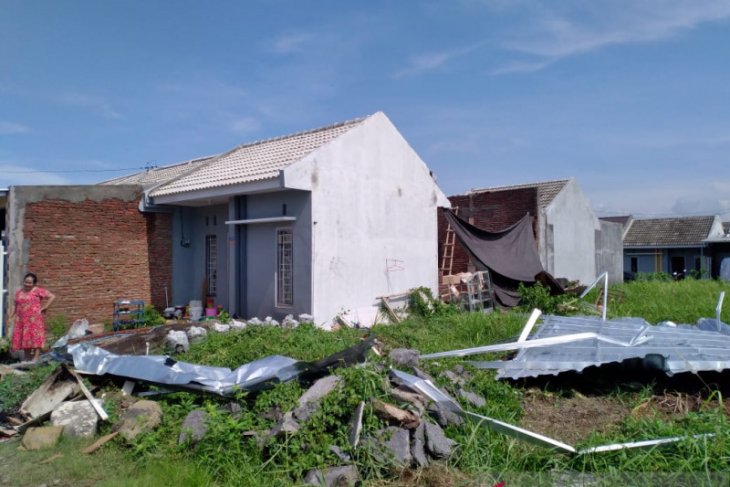 Puting beliung amuk Jember, puluhan rumah rusak