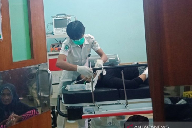 Seorang pria minum racun dirumah pacarnya karena ditinggal menikah