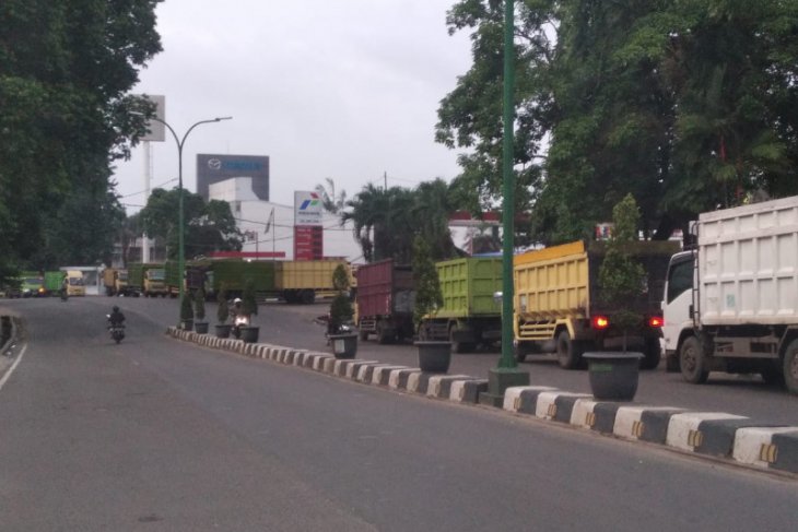 Antrian truk untuk isi solar