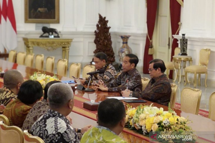 Jokowi terima pengurus PSSI