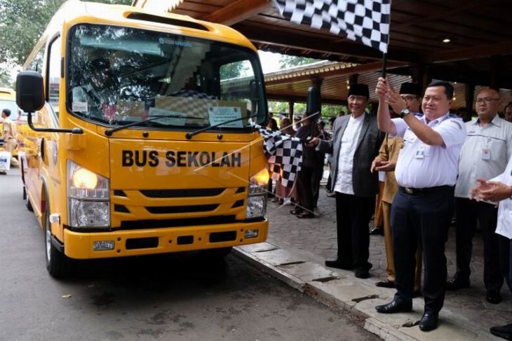 Bantuan bus sekolah untuk pondok pesantren