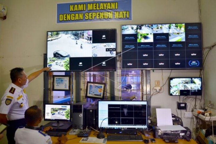 Pantau lalu lintas melalui CCTV