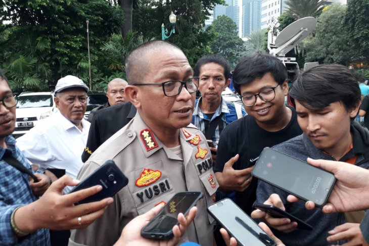 Masih dirawat, korban granat asap belum bisa diperiksa