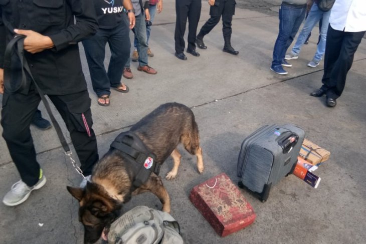 Polda Banten razia penumpang kapal di Merak
