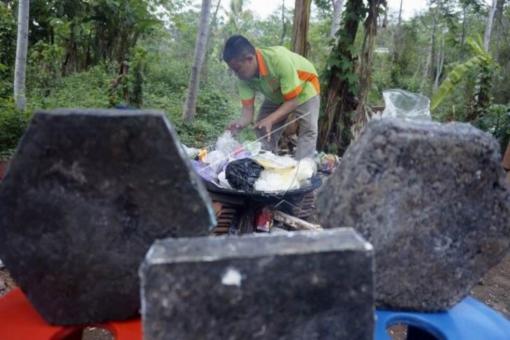 Produksi blok paving berbahan sampah plastik