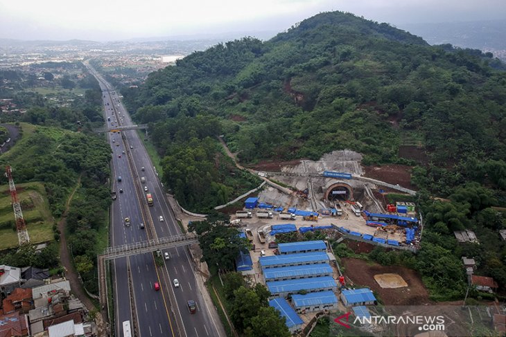 Target pengoperasian kereta cepat Jakarta - Bandung 