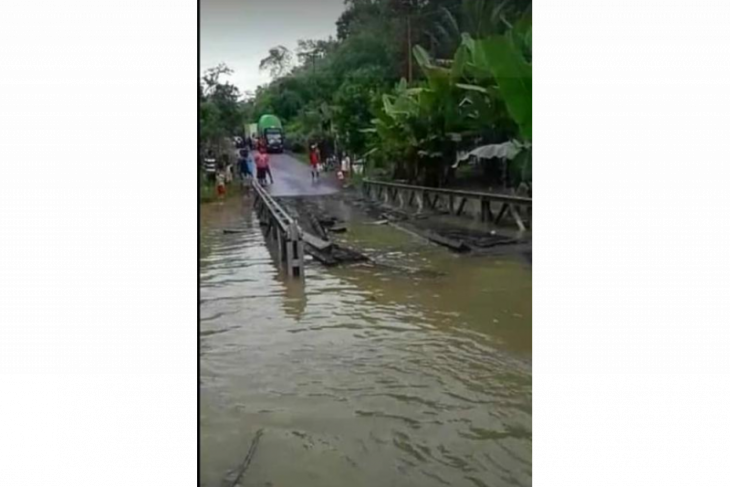 Ruas Jalan Putussibau - Pontianak lumpuh total akibat banjir - ANTARA