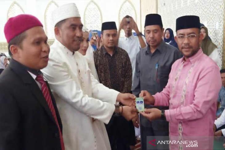 Wabup Abdya luncurkan kartu nikah perdana