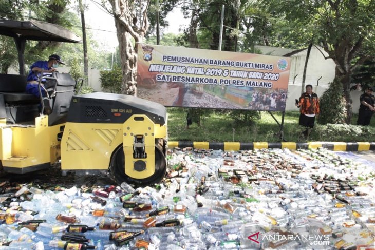 Ribuan botol miras dimusnahkan jelang Natal dan Tahun Baru 2020