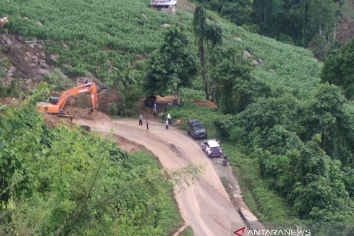 Jalur longsor di Sumalata-Biawu Gorontalo Utara dibersihkan