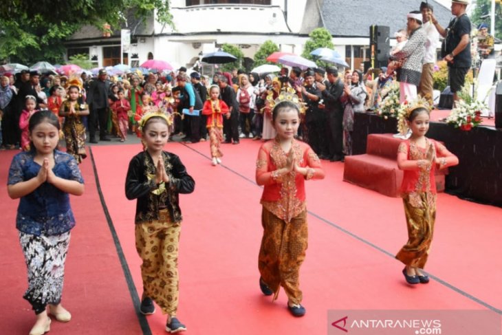 Dedi Mulyadi ajak masyarakat rutin kenakan kebaya