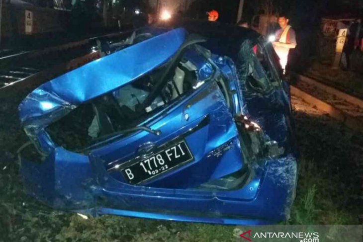 Mobil sarat penumpang dihantam Argo Parahyangan, tujuh tewas