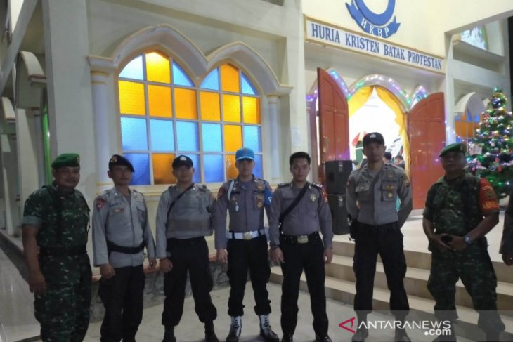Petugas gabungan jaga pelaksanaan misa Natal